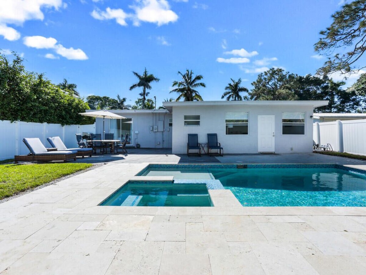 Beautiful Home with Private Pool – Minutes from Downtown Naples and Beaches