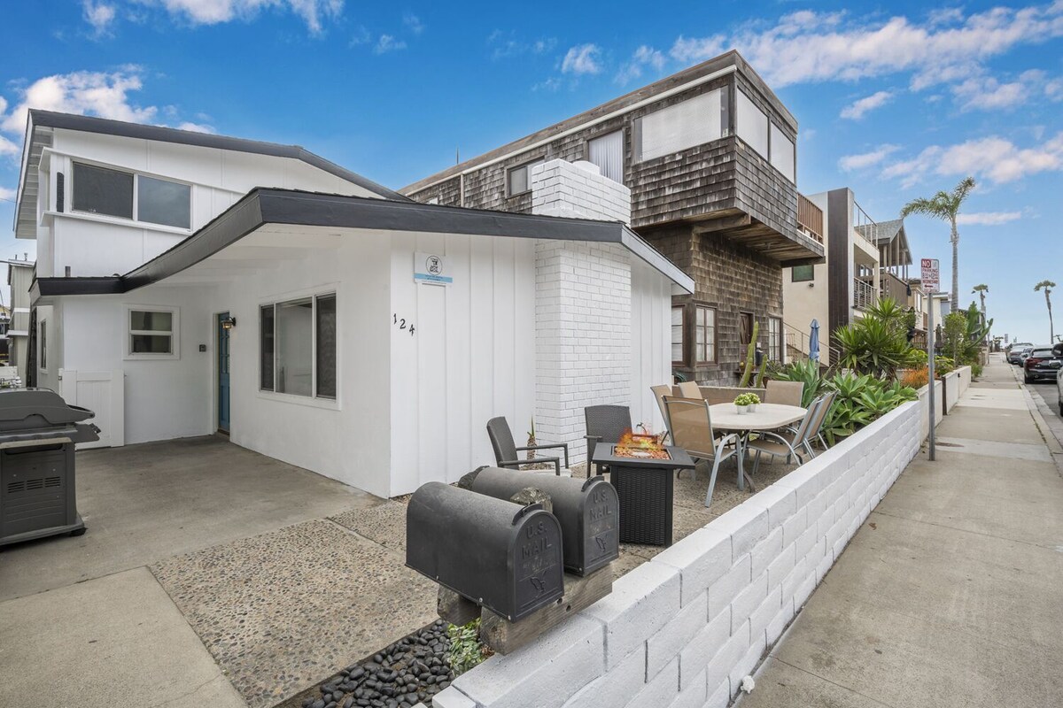 2 Bedroom Upstairs w/ Balcony Steps from the Sand