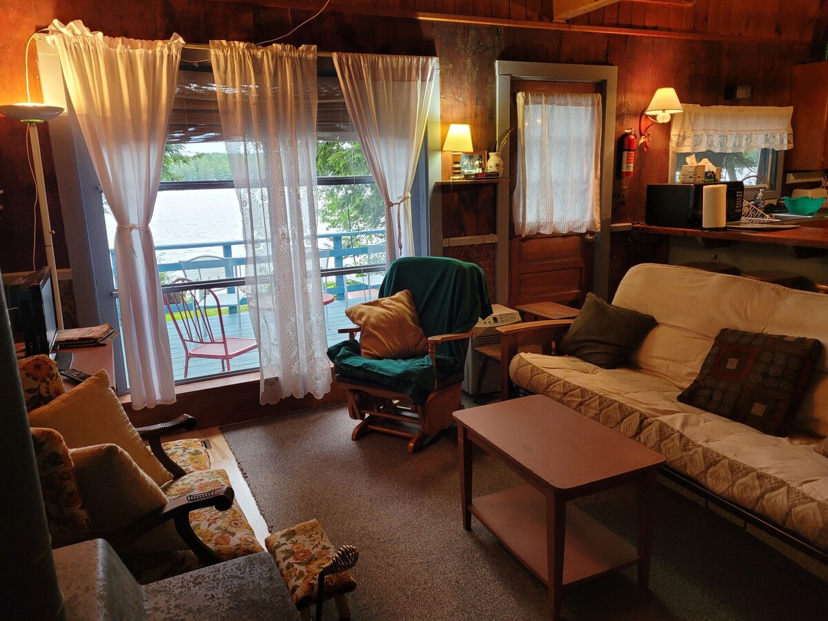 Readfield/Maranacook Lake cottage with dock and plenty of privacy!