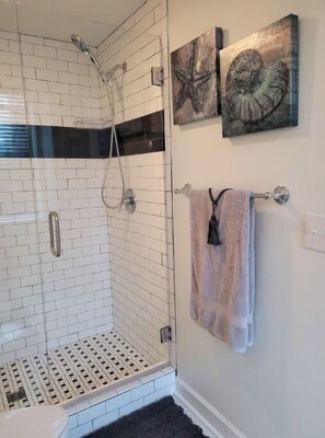 Fluffy Cotton towels - bath, hand, and washcloth provided + makeup remover towel