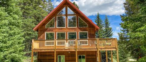 Fox Ridge Lodge, welcomes you to the high Rockies!