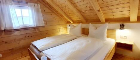 Blockhütte Kastanie, max. 4 Personen-Schlafzimmer mit Doppelbett