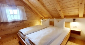 Blockhütte Kastanie, max. 4 Personen-Schlafzimmer mit Doppelbett