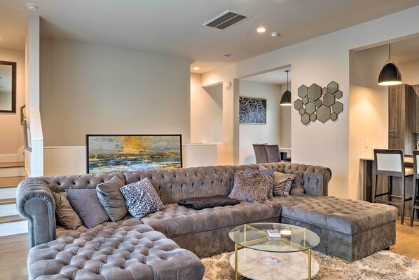 Houston Vacation Rental | 2BR | 2.5 BA | 2,340 Sq Ft | Stairs Required