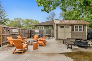 great backyard patio place to eat, firepit and relaxing fully fenced in 