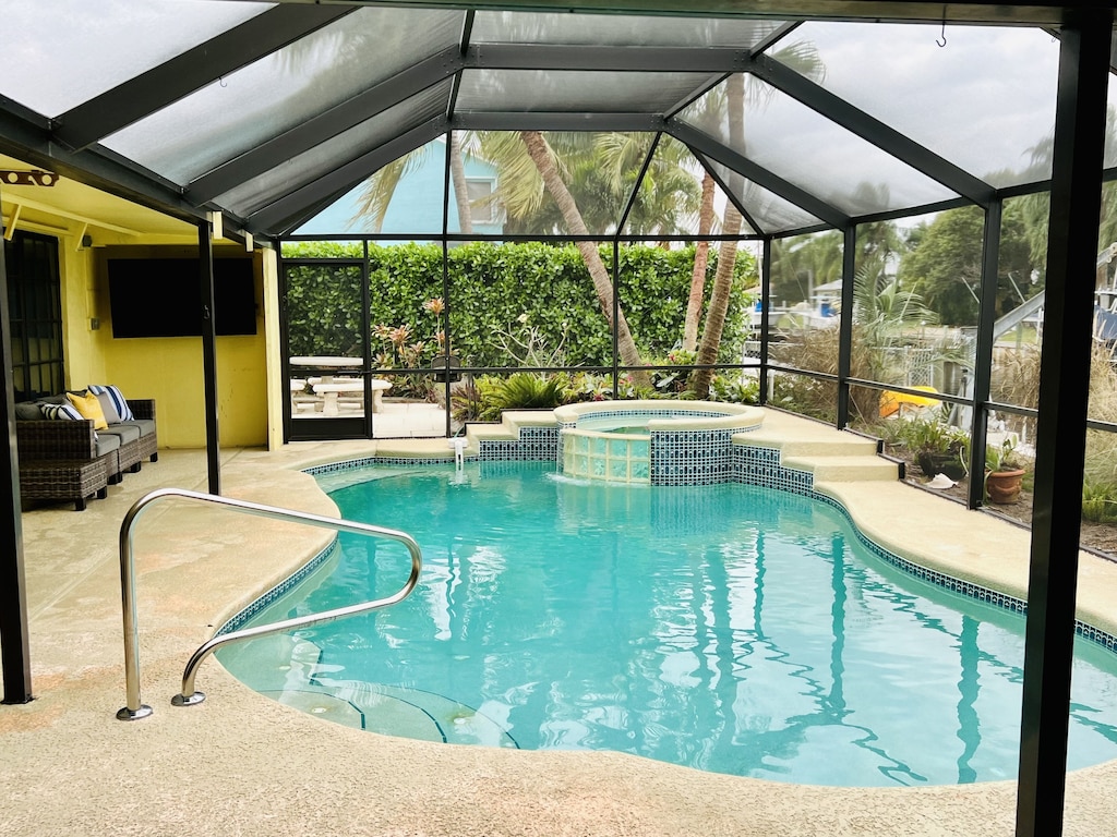 Jupiter Island Beaches, Waterfront Home, Ocean Access, Pool & Large