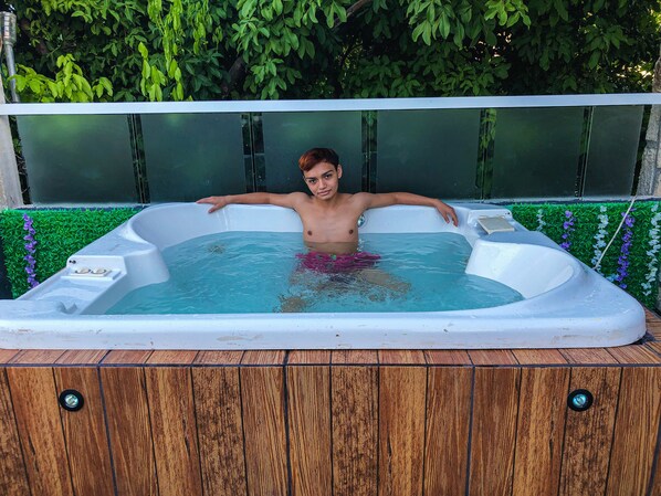 Bain à remous extérieur