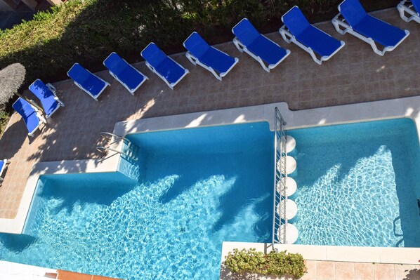 Vista de la piscina desde el apartamento y vista piscina zona niños .