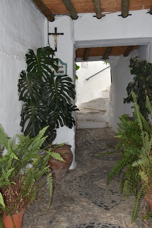 Courtyard entrance to Callejon del Senor