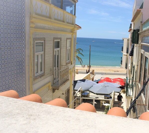 Vue mer directe depuis la petite terrasse près de l'espace repas et du salon