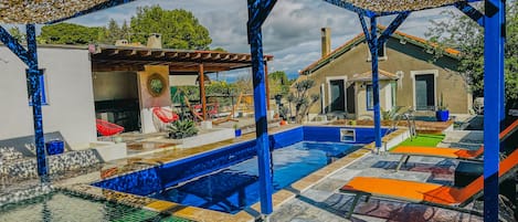 Piscine jardin pool house vue sur la maison terrasse bain de soleil hamac ...