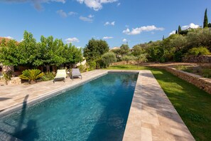 Piscine chauffée de 12 x 4 m avec plage en travertin et douche extérieure