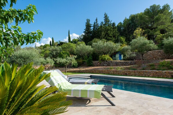 Piscine chauffée de 12 x 4 m avec plage en travertin et douche extérieure