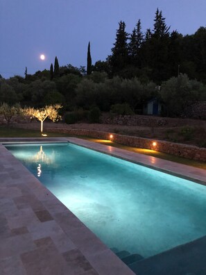 Piscine chauffée de 12 x 4 m avec plage en travertin et douche extérieure