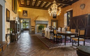 Dining Room 
Luxury Villa 
Living 
Tuscany