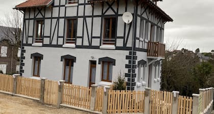 Les falaises apartment 400m from the beach