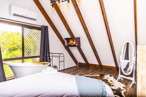 Queen bed Loft bedroom with bathtub