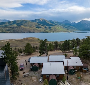 Wake up to mountainside magic at these Twin Lakes hideaways.