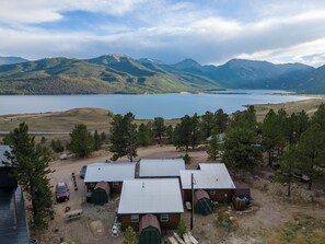Wake up to mountainside magic at these Twin Lakes hideaways.