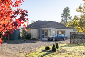 Alderwood Cottage - Rustic, Charming, Relaxing. Gorgeous Two Bedroom Cottage with a stone throw from a gorgeous dam.