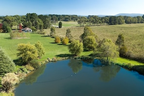 Alderwood Cottage - Rustic, Charming, Relaxing. Gorgeous Two Bedroom Cottage with a stone throw from a gorgeous dam.