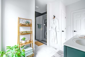 Our full bathroom is equipped with everything you need, where luxurious amenities and soothing ambiance create the perfect setting for relaxation!