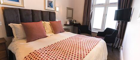 King-size bed, 32" Smart TV and amazing sea views