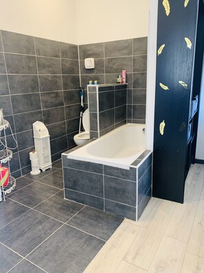 Gite Tina Baignoire dans la suite parentale