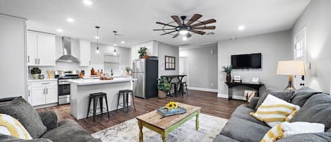 Cozy living room with a view of the kitchen