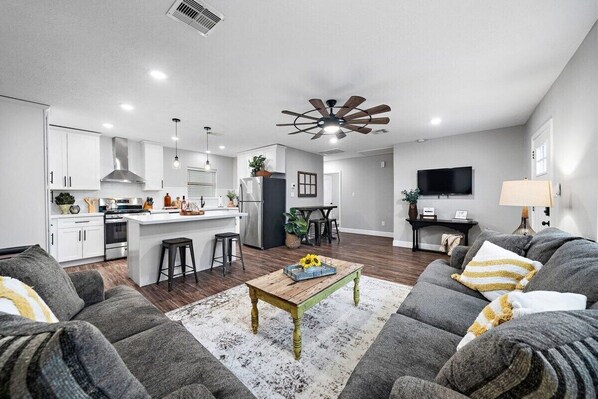 Cozy living room with a view of the kitchen