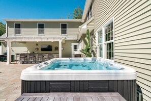 6 person hot tub