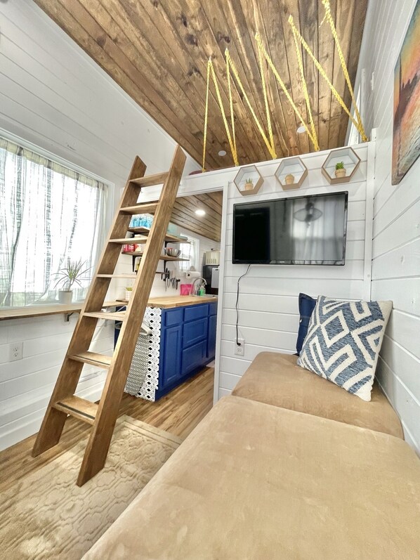 Tiny Home with smart tv and Roku, Netflix, Hulu, Prime Video, Apple, much more 