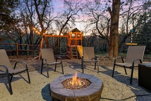 Enjoy our beautiful mountain yard, gather with up to 8 of your loved ones around our propane fire pit or watch your kids play in in your very own private playground. Playground is surrounded by string lighting which looks great as the sun sets -Rather Be