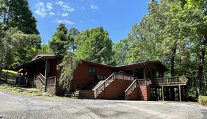 Lakehouse Lounge Main House