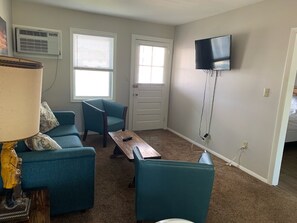 Door leads out to screen porch that overlooks pool, 46" TV w/ Xfinity cable