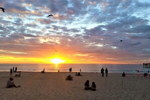 Located directly on the Glenelg Esplanade, placing guests steps from the sand and sea.