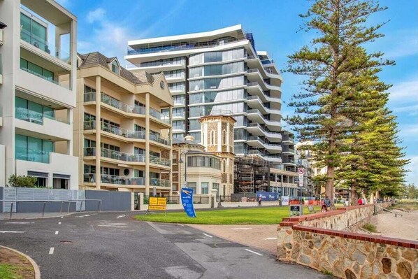 Easy access to Jetty Road's cafes, restaurants, and retail precinct – no car required.