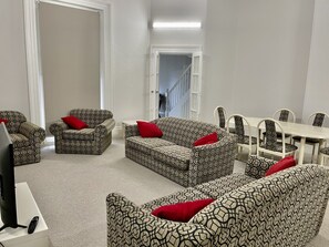 Includes Smart TV, Free WiFi, split-system air conditioning, fully equipped kitchen, and modern bathroom.