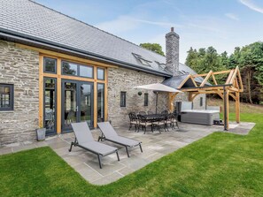 Sitting-out-area | Penshenkin Barn, New Radnor, near Presteigne