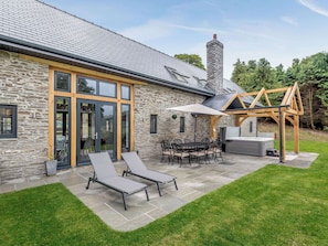 Sitting-out-area | Penshenkin Barn, New Radnor, near Presteigne