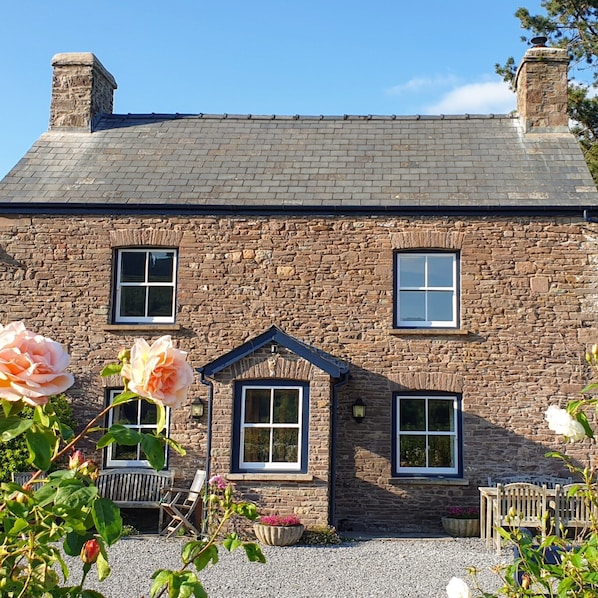 Beautifully renovated 17th century stone cottage with castle staircase