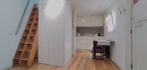 Escadas para quarto e cozinha
Stairs to bedroom and kitchen