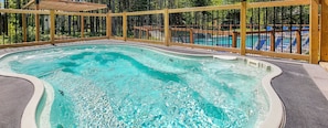 Jacuzzi 365 jours pour les vacanciers du domaine. Profitez-en !