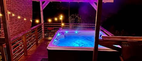 Soothing Jacuzzi is enhanced by the sounds of Greenbriar Creek flowing in the background.
