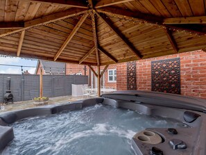 Hot tub | Honey Bee House, Woodhall Spa