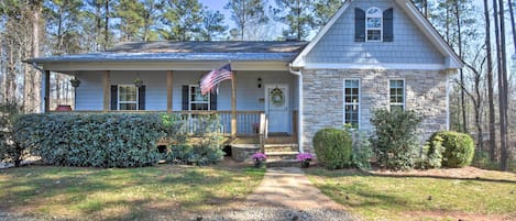 Gainesville Vacation Rental | 3BR | 3BA | Stairs Required | 2,288 Sq Ft