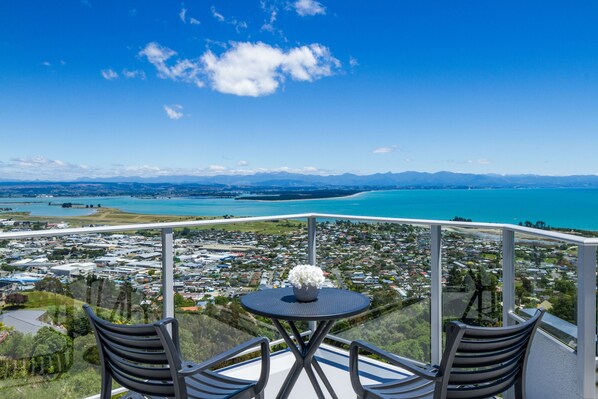 Tasman Bay Villa - Nelson Holiday Home with Spa