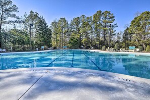 Community Amenities | Outdoor Pool