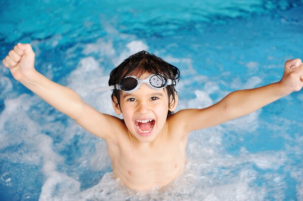 Bodensprudler im Becken: Attraktion für Kinder und prickelnde Massage für alle
