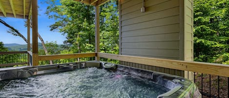 Happy Hour Heights - Lower Level Deck Hot Tub